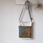 北欧*リンゴの木.刺繍リネン＊ショルダーバッグ＊前ポケット付＊帆布