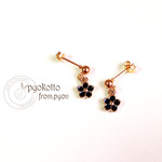 黒い小花のシンプルぷちピアス♡