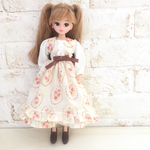 ベージュの花柄の２段フリルワンピース（リカちゃん、ブライスサイズ）