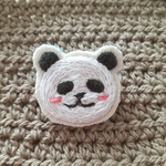 はにかむパンダの刺繍ブローチ