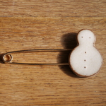 陶の雪だるまのストールピン