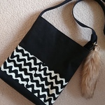 M☆帆布ショルダーバッグ👜モノトーン波&ファーチャーム付