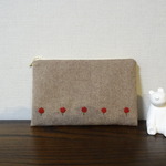 赤いお花の刺繍入りフラットポーチ