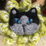 おすまし猫ブルアイのコサージュブローチ