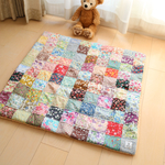 * ラプセニ *　83cm×83cm　小花柄パッチワークとシープボアのブランケット　ベビーおくるみ　ひざ掛け   インテリア