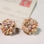 布花　アンティークな白花びらピアス（イヤリングに変更可能）