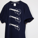ウクレレ (しかも左利き仕様)３本並んだ可愛いTシャツ【ネイビー】ユニセックス しっかり生地のクルーネックTシャツ