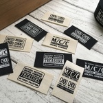 【限定入荷＊お試し２色】ブラックカラー＆生成タグ　10枚／25mm ハンドメイドタグ＊　大人かっこいいタグ〜M/C/C〜