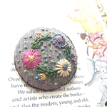 38 くるみ 刺繍 ブローチ