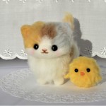 ふわふわ三毛猫ちゃんとひよこちゃん