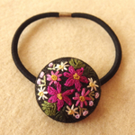 ピンクと白の花ブーケ刺繍 くるみボタンヘアゴム
