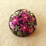 ピンク花のブーケ刺繍ブローチ