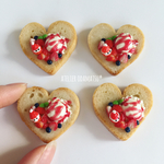 イチゴサンタのせあまおうアイスのベリーたっぷりハートトースト♡本物のパンでできた✳︎
