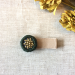 ウール刺繍まるいヘアクリップ（ダークグリーン）