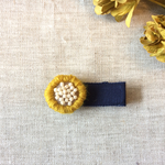 ウール刺繍まるいヘアクリップ（マスタード）