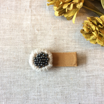 ウール刺繍まるいヘアクリップ（ホワイト）