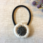 ウール刺繍まるいヘアゴム（ホワイト）