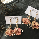 「 朝靄花実 」pink プリザーブドフラワーの揺れる耳飾り