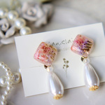 ホワイトティアーズとピンクフラワーのイヤリング