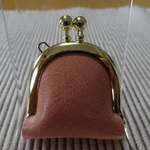 小さな皮革のジュエリーケース　くすんだオレンジがかったピンク色