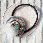 ミンクファーとビジューのビーズ刺繍ヘアゴム（ブルー＆グレー）