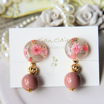 ピンクグレーのボタニカル・プチイヤリング