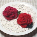 ２個セット❇︎ふわふわモヘアで編んだ立体薔薇🌹モチーフのミニコサージュ