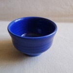 深い青色のぐいのみ