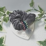 【送料込み】Doughnut 🍩  velor & beads (gray) シュシュ   
