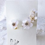 白いお花と天然石 ブルームーンストーンのイヤーカフ