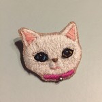 白ネコの刺繡ブローチ　＋＋オッドアイの女の子＋＋　