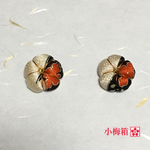 【一点物】–着物生地使用–  和風  小梅ピアス・イヤリング（柄…金×黒×橙）