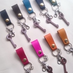 【カラー豊富】レザーキーホルダー(全９色) 革小物 可愛いレザーキーホルダー かっこいいレザーキーホルダー おしゃれなキーホルダー メンズ/レディース