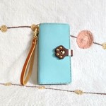 ＊カラーオーダー可＊肉球が可愛い 猫 in 手帳型レザースマホケース＊ストラップ付き／水色／全機種