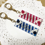 選べる2カラー！名前・記念日入り☆flowerスティックキーホルダー