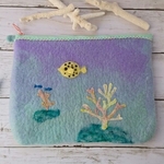 羊毛フェルトのミナミハコフグ柄ダイビングログブックケース