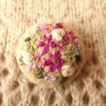 ウール地 花のブーケ刺繍ブローチ
