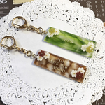 再販！選べる2カラー！名前・記念日入り☆マーブルflowerスティックキーホルダー