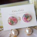 ミルキーカラーのボタニカル・チタンポスト