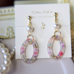 ミルキーカラー・オーバルリングのイヤリング