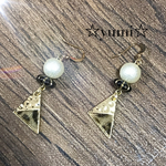 冬  ヒョウ柄三角チャームピアス  パール黒