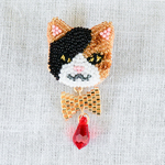 【ビーズ刺繍】三毛猫のピンブローチ（金＆ルビー）