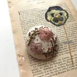 57 くるみ 刺繍 ブローチ