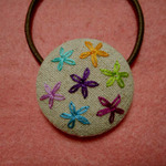 小花の刺繍　ヘアゴム（カラフル×ベージュ）　くるみボタン