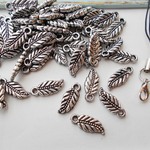 【在庫処分】アクリルビーズ　木の葉チャーム◎60個　銀古美　アンティークシルバー