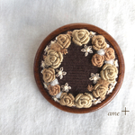 薔薇と小花 リース  刺繍ブローチ（木枠）4.5☆☆