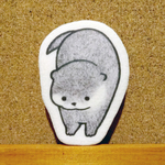 エサを待ってるもっちりコツメカワウソフェルトブローチ
