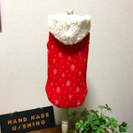 U／Shiho《Mサイズ現品限り》赤（レッド） 雪の結晶柄のふわもこパーカー犬服