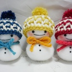 手編みのニット帽をかぶった雪だるま３個セット