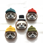 ナマケモノおじさんブローチ